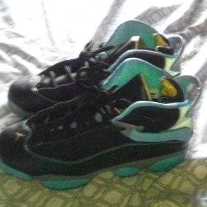 There size 6 blue and black Jordans
